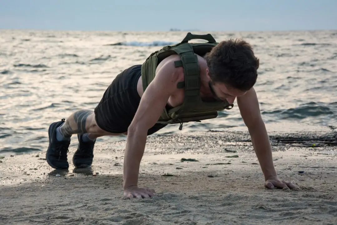 homme fait des pompes plage