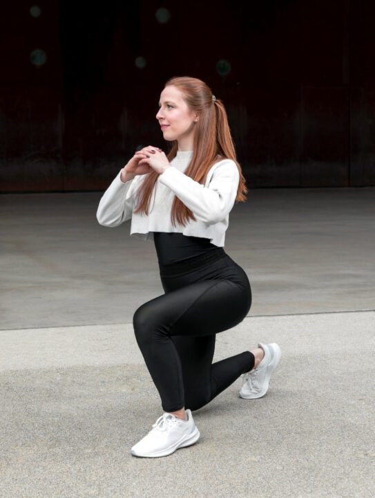 femme en tenue de sport exerçant à l'extérieur