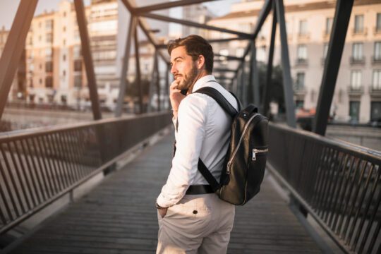 vue arrière dun touriste masculin debout sur le pont