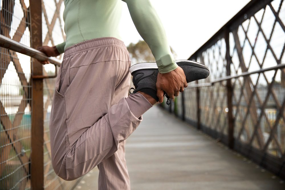 vue latérale fit homme s'entraînant à l'extérieur