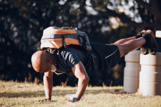 pompes homme age noir fitness bootcamp exercice entrainement sports corps fort bodybuilder athlete cardio defi activite physique force routine champ