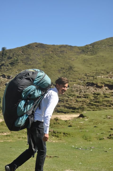 randonneur heureux sac a dos lourd marche en montagne