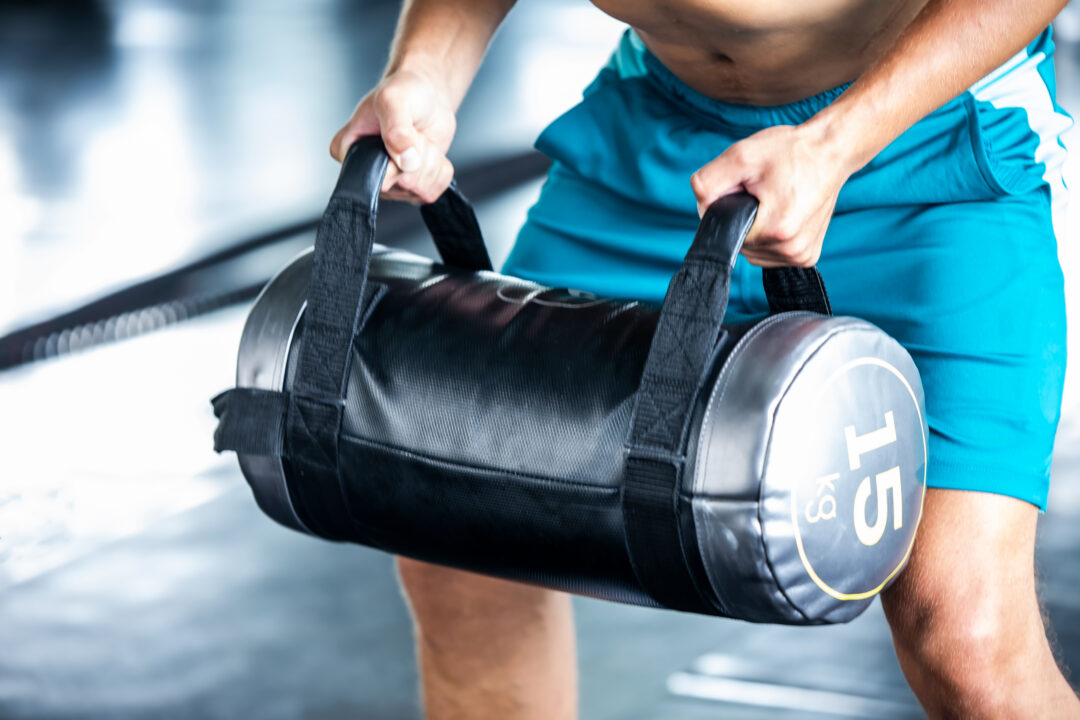 buste homme musclé haltérophilie salle de sport
