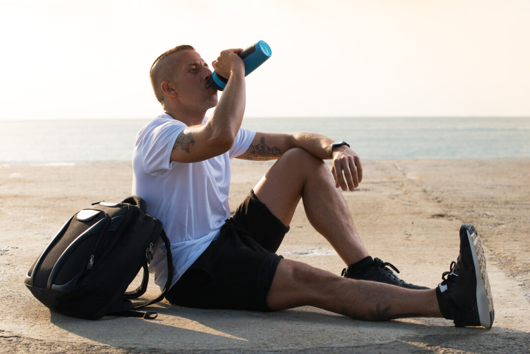 sportif s'hydratant sous forte chaleur