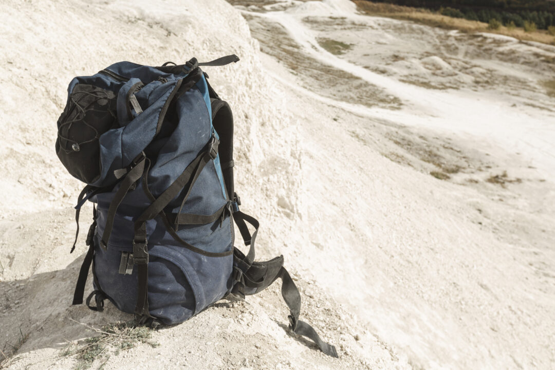 Gros plan sur un sac à dos de rucking, équipement essentiel pour la marche lestée