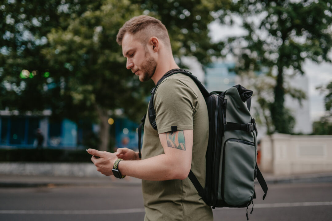 Homme marchant d’un pas dynamique avec un sac à dos pendant 15 minutes de rucking en ville