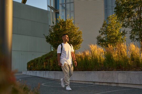 Homme marchant avec un sac à dos en ville pendant une séance de rucking quotidien